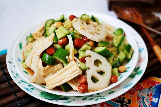 小乳瓜怎样拌好吃，小乳瓜的吃法（三色搭配口感清爽又好看）