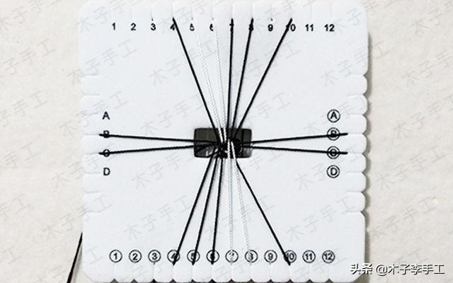 手机挂绳怎么装在手机壳上，手机壳怎么穿挂绳（用方形盘编器做的手机挂绳的编法图解）