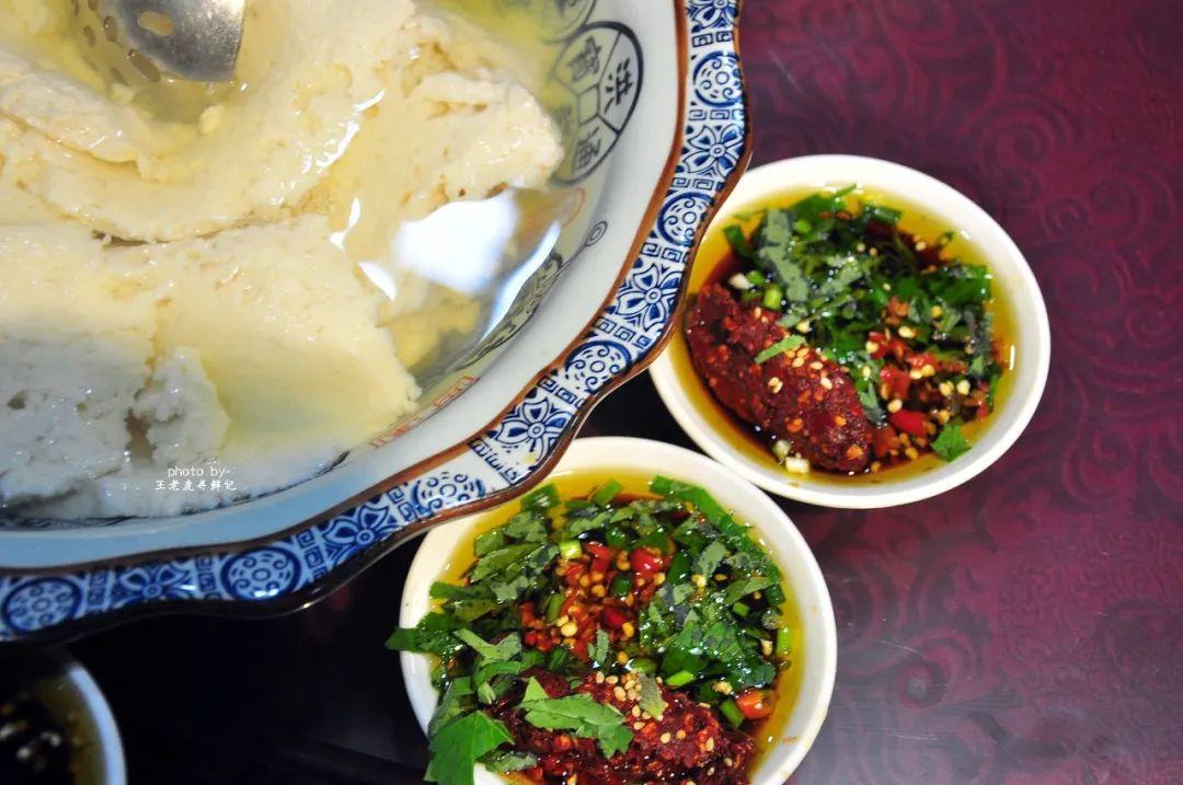 去自贡富顺,吃一碗豆花饭,豆花嫩白,米饭蓬松,蘸水香辣