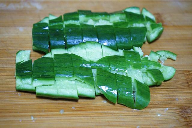 小乳瓜怎样拌好吃，小乳瓜的吃法（三色搭配口感清爽又好看）