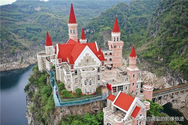 遗世而独立是形容什么，遗世而独立是形容什么动物（中国版“霍格沃茨”矗立山环水绕间）