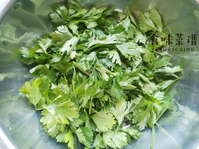 胡萝卜芹菜叶饼的做法，芹菜胡萝卜饼的做法窍门（饭店最少要卖20元）