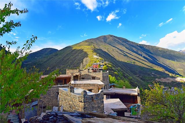 九寨沟海拔最高多少米，九寨沟海拔高度是多少米（中国最美的县城之一）