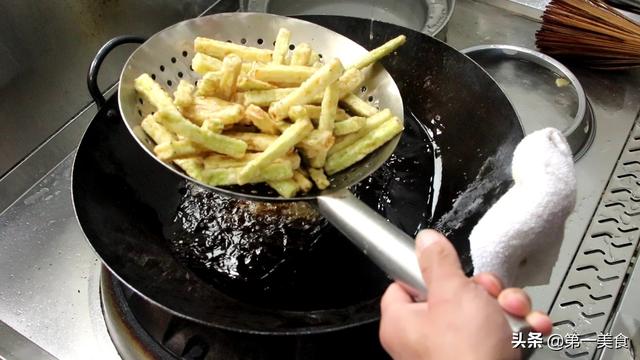 炒茄子怎么做好吃又简单又好吃，如何做简单又好吃的炒茄子（一个妙招轻松炒出好茄子）
