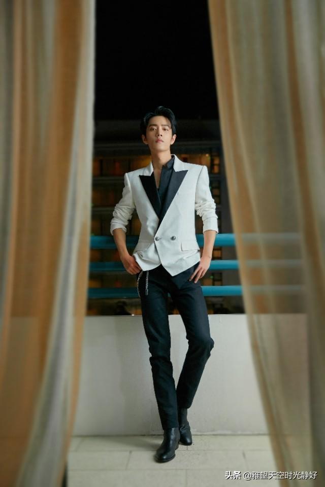 肖战手机壁纸无水印   高颜值小哥哥安利一下，肖战手机壁纸高清壁纸 满屏无水印（暖心男神肖战三十款高清时尚穿搭手机壁纸、背景图～怎么穿都好看）