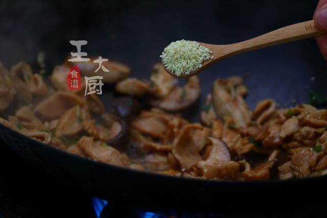 鸡肉香菇怎么做好吃，香菇炒鸡胸肉的详细做法