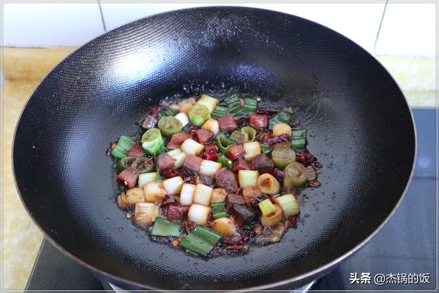 咸鲅鱼怎么做好吃，清蒸咸鲅鱼怎么做好吃（懒人下酒菜之咸鲅鱼焖大葱）