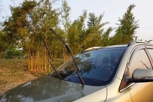 雨刮器盖板异响解决窍门，雨刷盖板异响（老司机：分分钟解决）