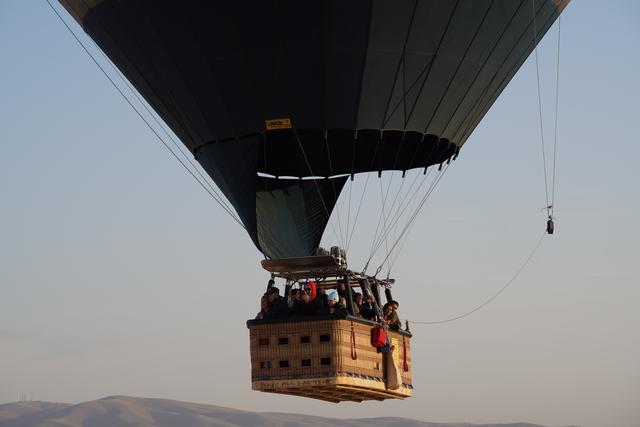 热气球下面的篮子叫什么，上面一个气球下面一个篮子（在热气球盛开的卡帕多奇亚）