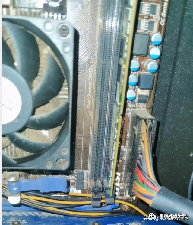 电脑显示器无信号，主讲台式电脑开机显示器无信号的解决方案（显示器无信号输入的解决案例）