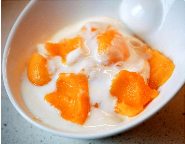 火龙果可以拌酸奶一起吃吗，酸奶能拌火龙果吃吗（这几种水果必须拌上酸奶吃）