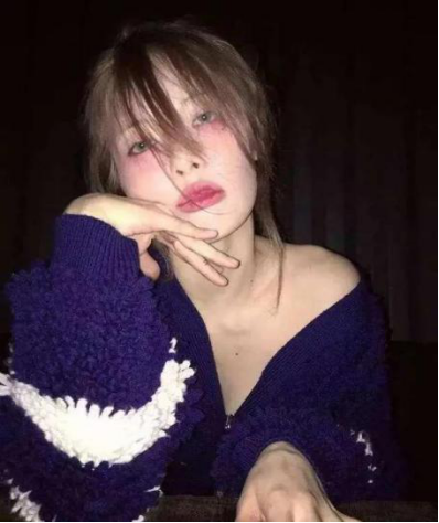 腮红的正确打法，怎么擦腮红打腮红的基础三个步骤（学会腮红打法，妆后颜值翻倍）