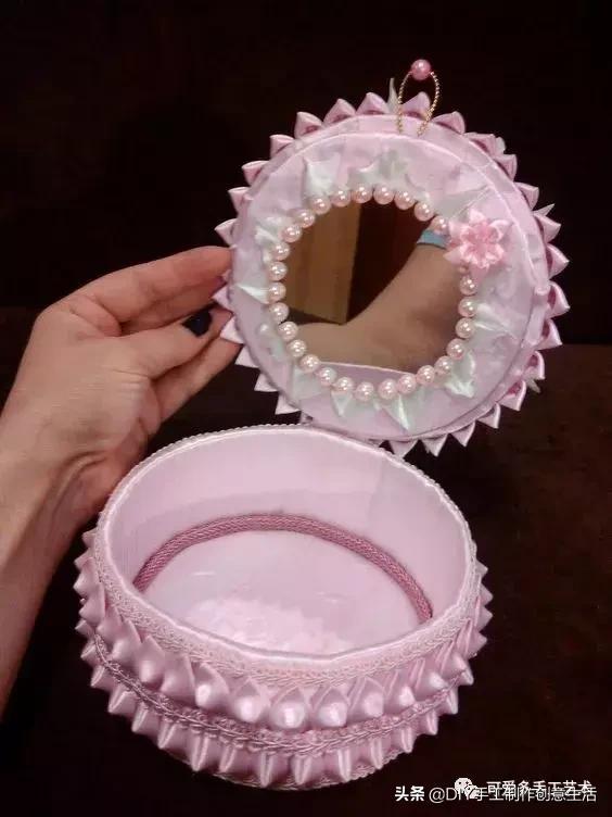 手工小魔盒制作方法，手工小魔盒制作方法步骤（丝带剪一段对折拼一拼）