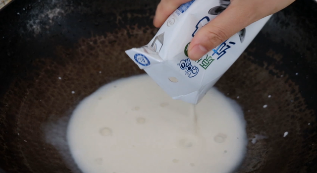 牛奶布丁的做法，牛奶布丁的做法最简单（2盒牛奶倒入锅中）