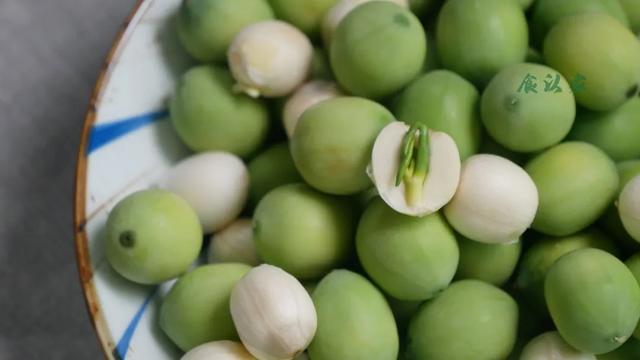 女性吃莲子好处和坏处，干莲子的正确食用方法（吃新鲜莲子）