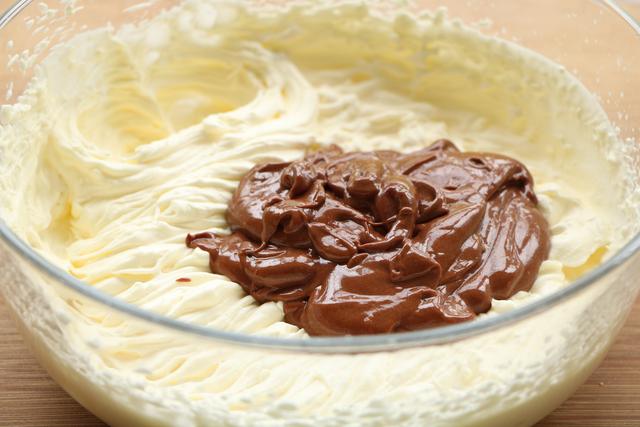 怎样制作好吃又简单的冰淇淋呢，想吃冰淇淋别再出去买