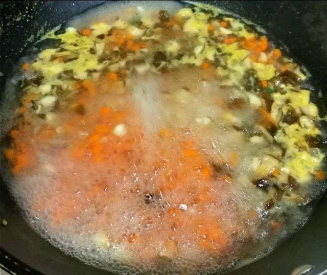 糯米鸡蛋卷的做法，糯米鸡蛋卷的做法（好吃的让人看了忍不住直流口水）