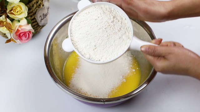 烤蛋糕需要准备什么材料，初学者做蛋糕需要些什么食材（出炉瞬间被烧光）