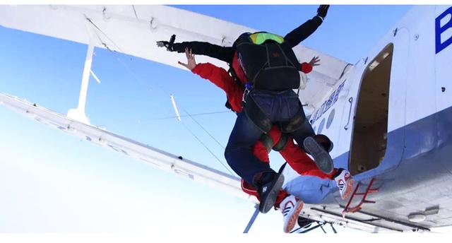 中国哪里可以跳伞多少钱，国内哪里有跳伞的地方多少钱（国内跳伞，跳伞的费用有哪些呢）