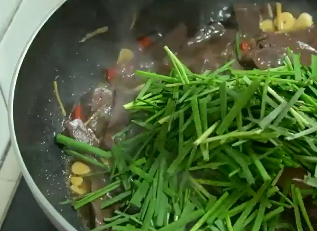 猪血的做法步骤，猪血的各种做法（真的太好吃了）