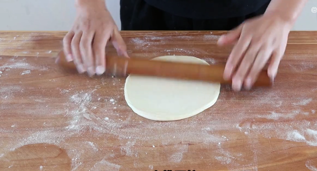 烙春饼怎么和面，馅饼面怎么和面（学会这个和面配方：做出家常饼）