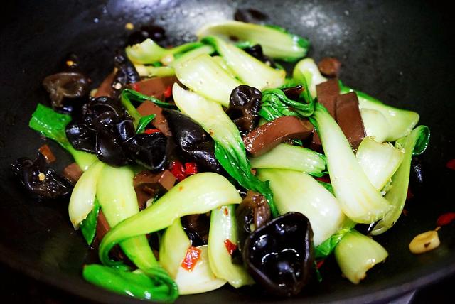 白玉蘑菇炒油菜，白玉菇炒油菜的做法（这菜营养均衡又美味）