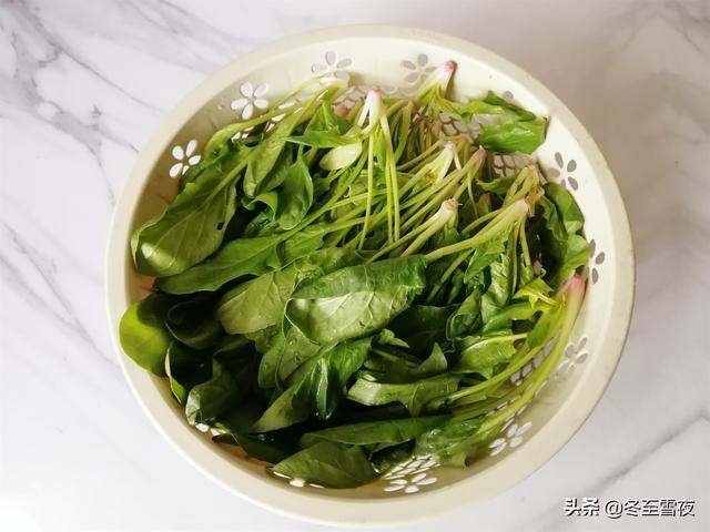 凉拌菠菜花生米，花生米和菠菜怎样凉拌好吃（教你做成夏季开胃凉拌菜）