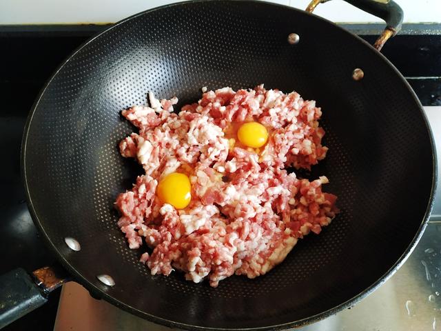 荠菜猪肉馅馄饨怎么调好吃，在我们家，但凡想不出要吃什么