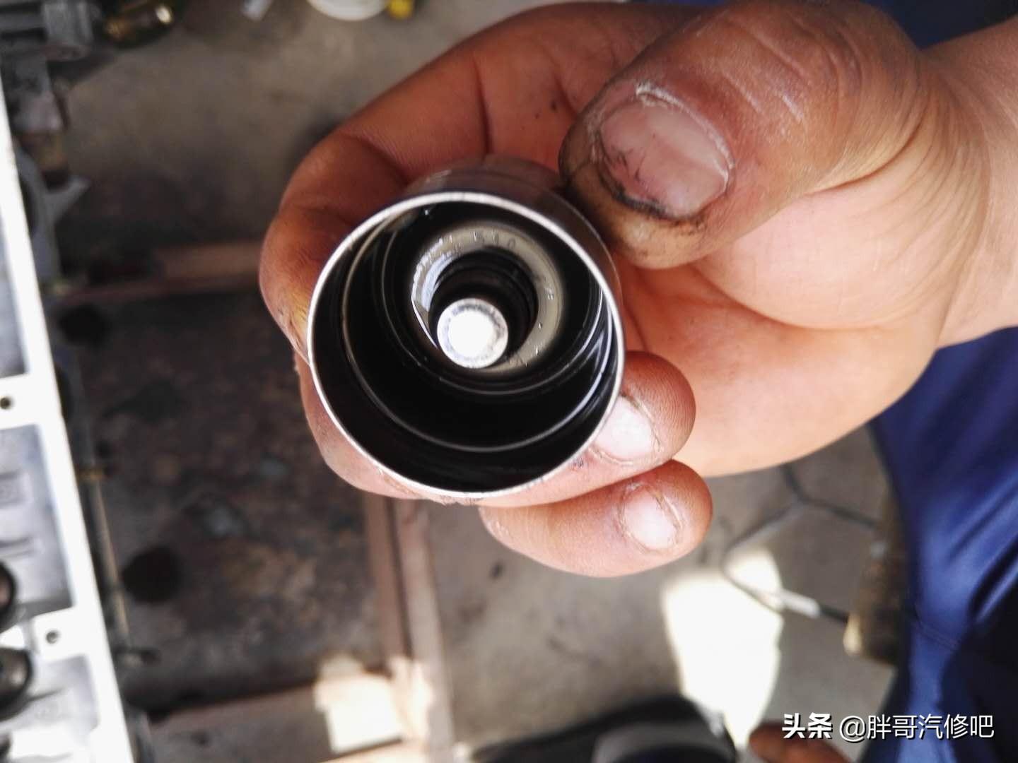 怎么判断气门油封老化?