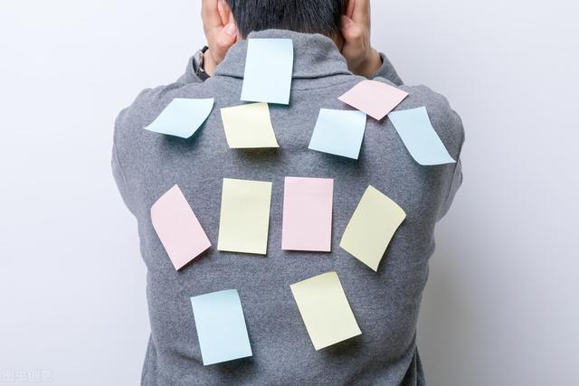 自卑是什么意思，先天性自卑是什么意思（自卑的人会有什么表现）