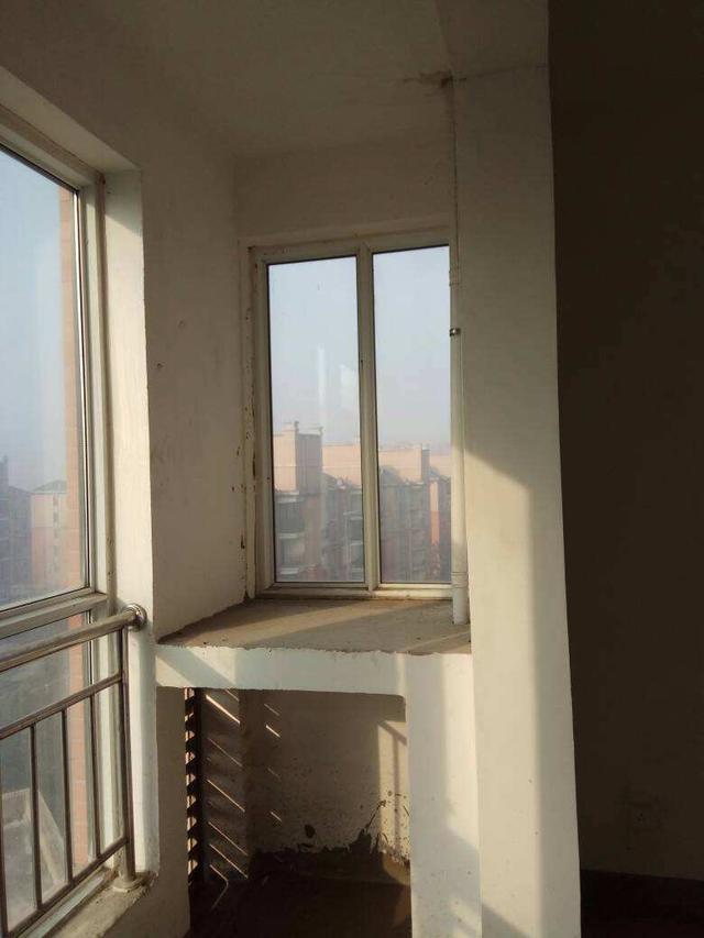 空调外机降噪处理小妙招，空调外机降噪处理小妙招视频（开发商把空调机位留在飘窗旁）