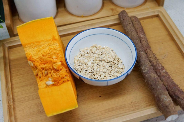 麦片粥的做法，燕麦粥的做法（早餐有条件多喝“元气粥”）