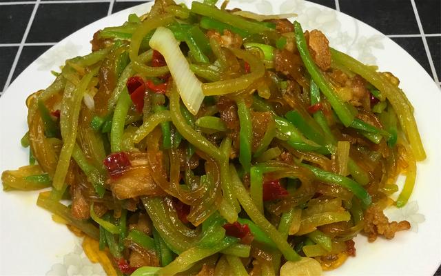 白萝卜炒粉条的做法，青萝卜炒粉条的做法（冬天要多吃萝卜）