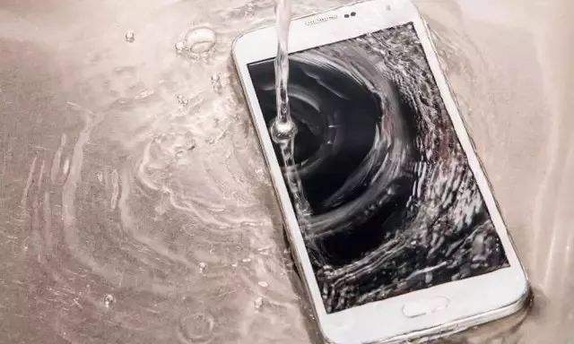 手机掉水里2秒会进水吗吗，手机掉水里瞬间拿出来的处理