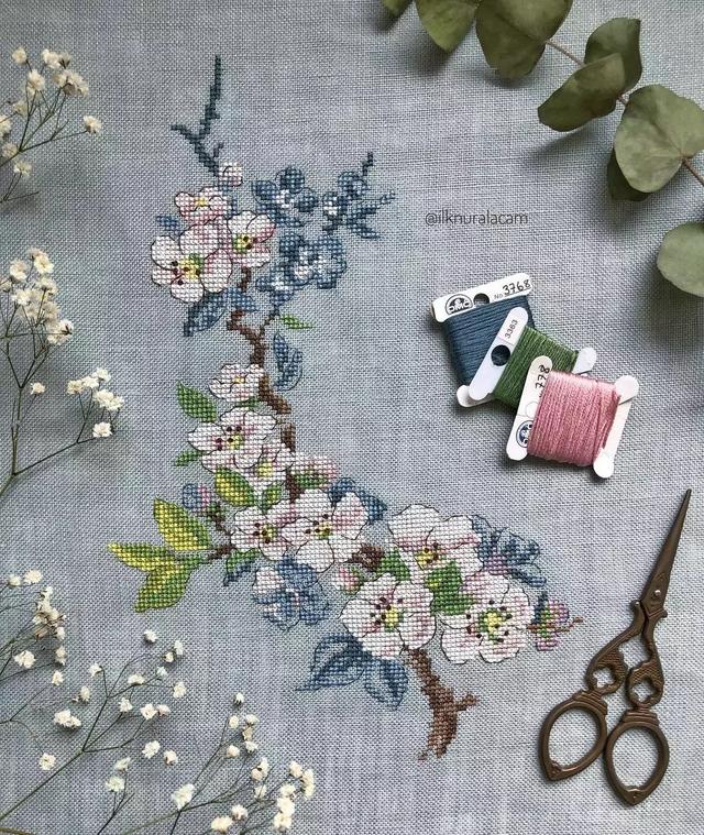 【十字绣枕头图案】哪些十字绣枕头图案好看，手工十字绣枕头图案大全（35款十字绣作品大赏析）