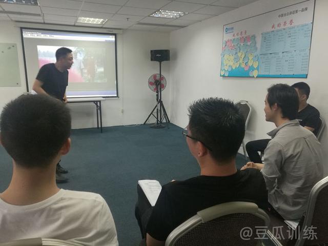 如何赞美一个人，如何赞美一个人的自律（如何高水平地赞美一个人）