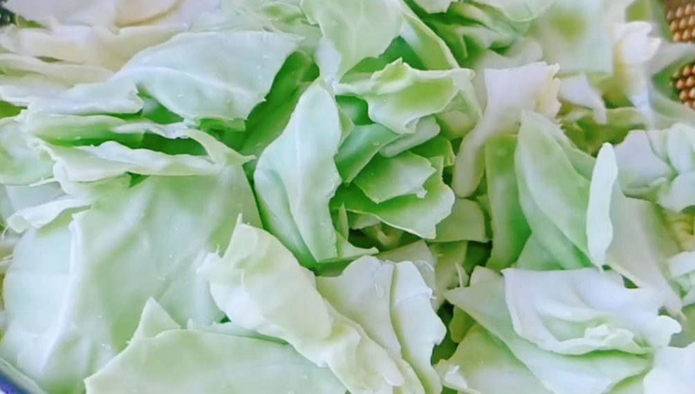 圖片[2]-【涼拌包菜雞蛋皮】做法步驟圖 解膩又解饞 家人愛吃-起舞食譜網(wǎng)