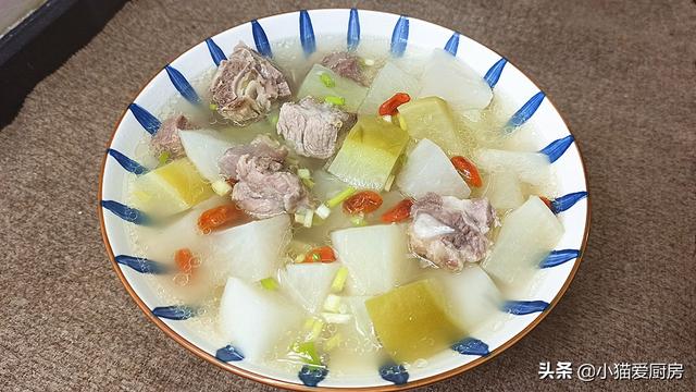 怎样煲萝卜猪骨汤，怎样煲萝卜猪骨汤好喝（过年后试一试这道“骨头萝卜汤”）