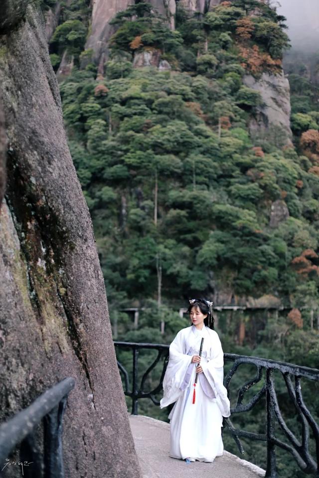 江西三清山风景区，三清山是几A级风景区（小雨初歇的江西三清山）