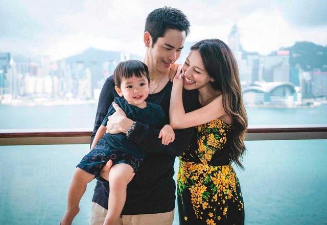 8任女友无缝对接、脚踩多条船，郑嘉颖凭啥能娶到小21岁白富美？