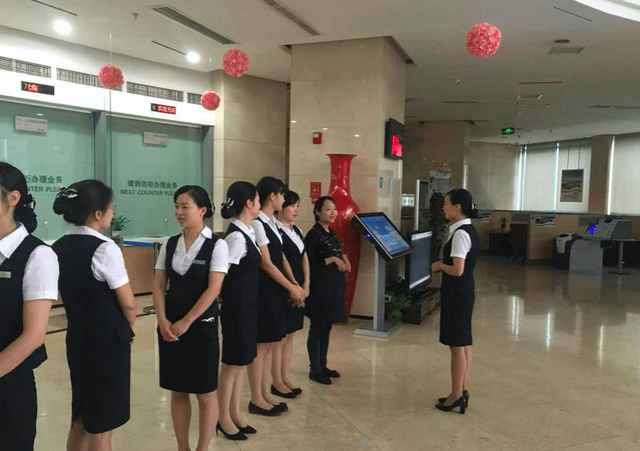 银行卡金卡和普通卡的区别，银行金卡和普卡的区别（为何去银行办理业务时）