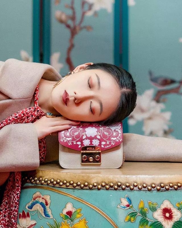 mk包包属于什么档次，MK包包属于什么档次（这五个颜值与质感均在线的包包品牌）