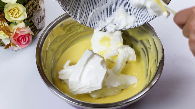 烤蛋糕需要准备什么材料，初学者做蛋糕需要些什么食材（出炉瞬间被烧光）