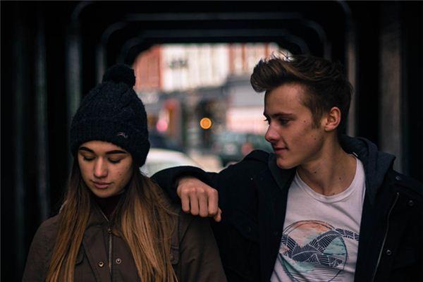 孤僻的人性格特点，性格孤僻的人的原因（四个性格特征就越是明显）