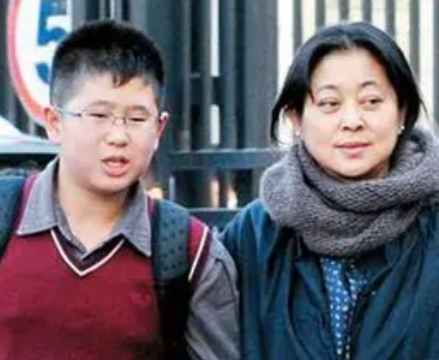 倪萍65岁三婚老公近照曝光！打扮文艺面容沧桑，结婚16年越长越像