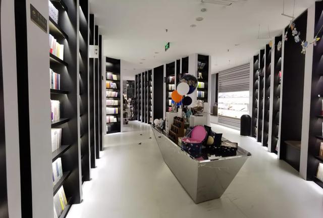 附近书店在哪个位置离我最近，离这里最近的文具店（厦门这些“有颜有料”的书店）