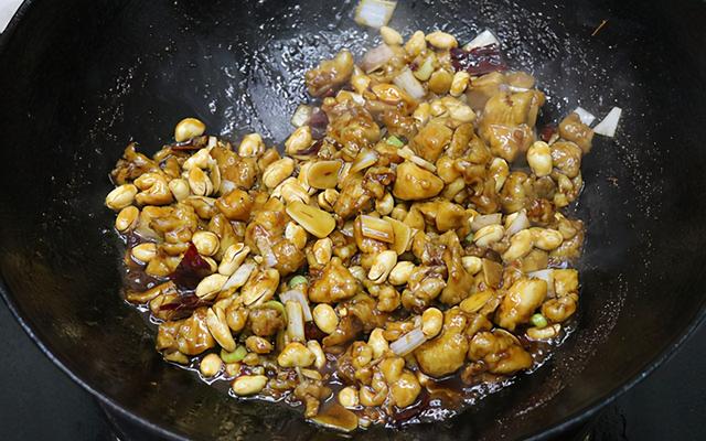 宫爆鸡丁的正宗做法，鲁菜宫保鸡丁最正宗的做法（大厨教你宫保鸡丁的正宗做法）