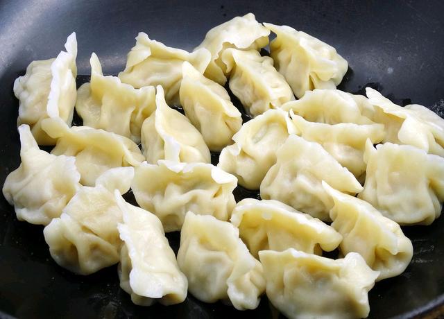 冰冻饺子怎么煎，要提前蒸熟或煮熟吗