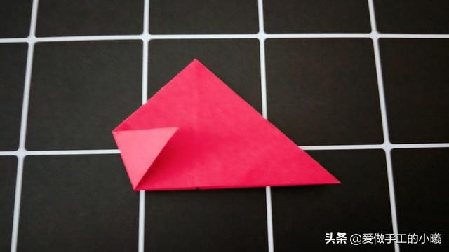 叠五角星的步骤图片，怎样折五角星方法图解（用彩纸折个立体五角星）