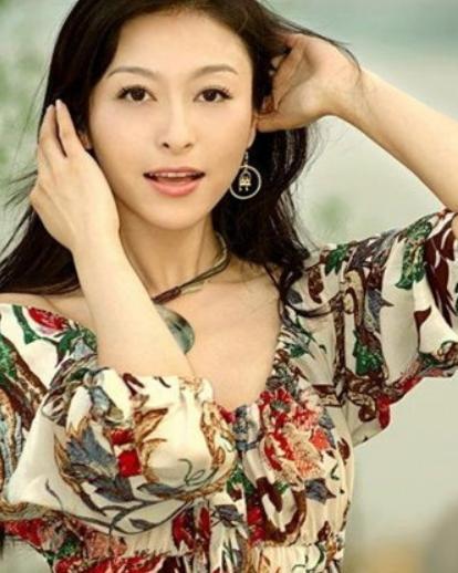 她曾红过李湘，被小三毁了家庭和事业后，转头嫁给了大16岁的男人